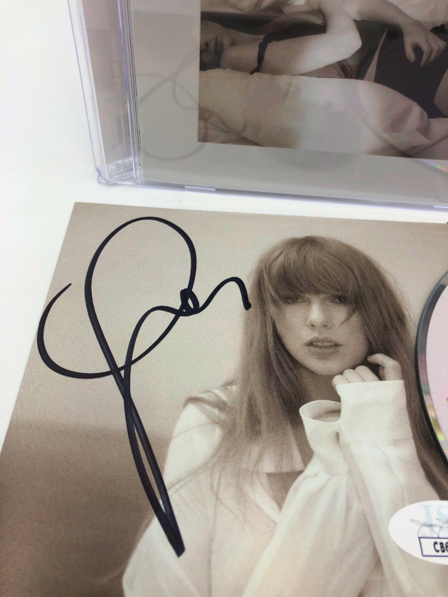 TAYLOR SWIFT signiertes Album</br>The Tortured Poets Department – Bild 2